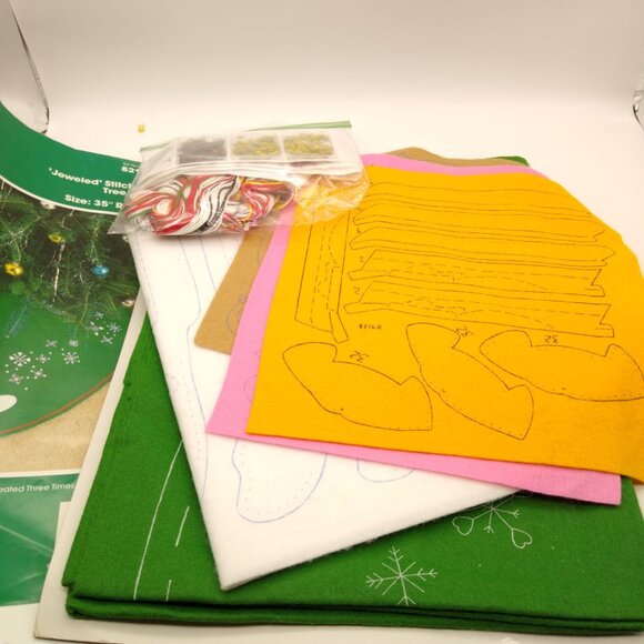 Vintage Bucilla Crafting Kit 82168, Jeweled Stitchery Tree Skirt Bear Pulling - Picture 4 of 4